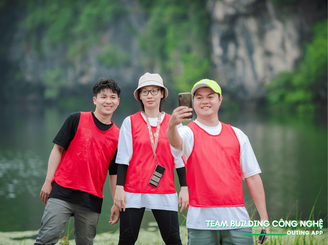 Gom mọi nền tảng về một mối Livestream mạng xã hội, album ảnh, chat/bình luận, bảng điểm… đều đặt ngay trên Landing Page để người tham dự không phải “nhảy app”.